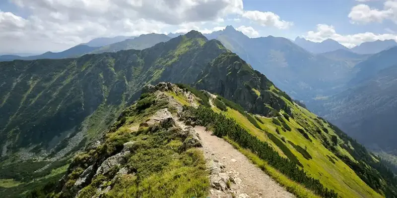 Górska ścieżka wśród szczytów — symbol nowego początku